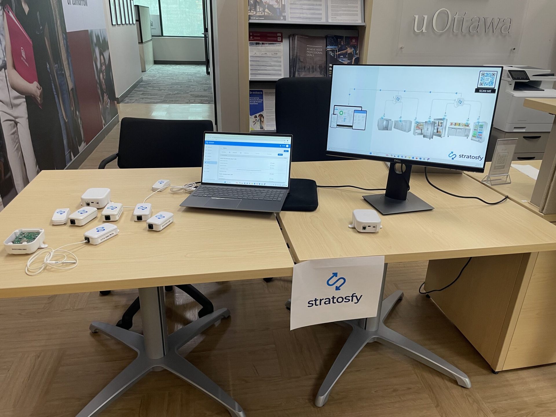 Stratosfy sensors, gateway and live platform on a development desk